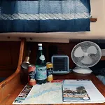 Hotel en barco Downtown Sailboat - Vega 1