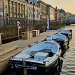 Downtown Sailboat - Vega 1 *