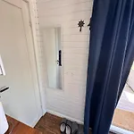 Backstugan - Litet Hus Med Storslaget Laege
