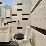 Workers House - 4 Bedroom - 7 Beds - Near Volvo - Desks Σπίτι διακοπών