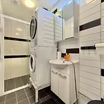 Σπίτι διακοπών Workers House - 4 Bedroom - 7 Beds - Near Volvo - Desks