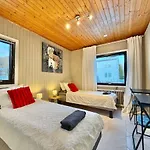 Workers House - 4 Bedroom - 7 Beds - Near Volvo - Desks