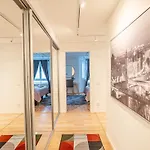 Chic 1br With Balcony In - Prime Location 아파트 예테보리