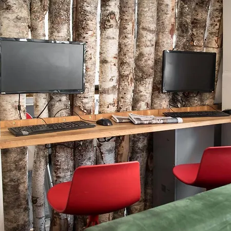 Slottsskogens Хостел *