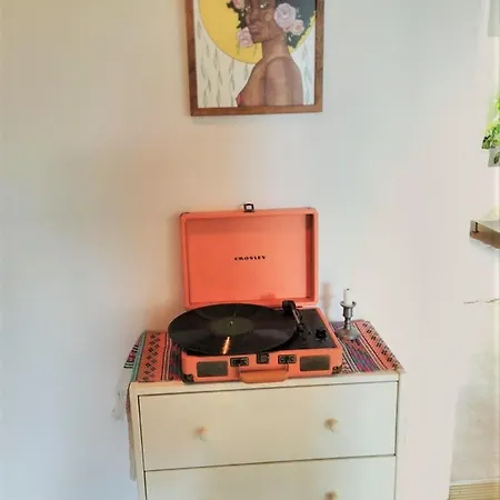 Spacious Flat With Balcony In Central & Hip Area Lägenhet