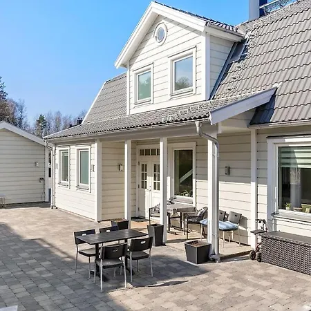 Modernt Hus Med Parkeringsplatser Och Traedgard Villa Göteborg