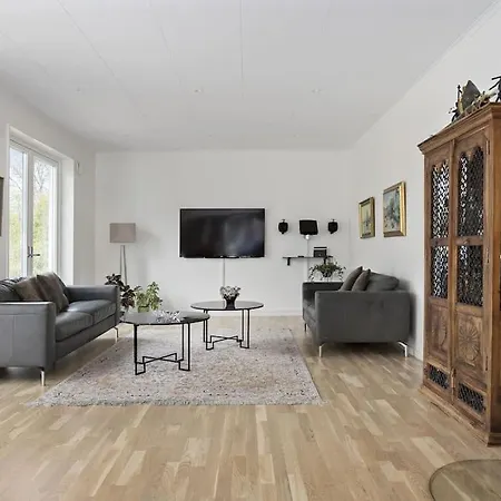 Modernt Hus Med Parkeringsplatser Och Traedgard Вилла