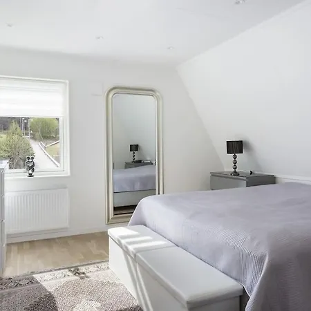 Modernt Hus Med Parkeringsplatser Och Traedgard Göteborg