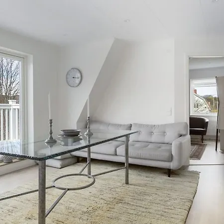 Modernt Hus Med Parkeringsplatser Och Traedgard *