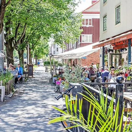 Spacious & Affordable Stay, 8 Sleeps With Garden!