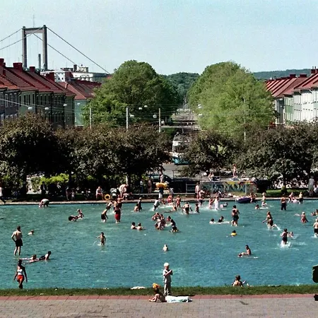 Appartement Spacious & Affordable Stay, 8 Sleeps With Garden! Göteborg