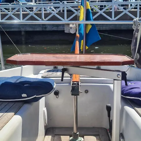 Botel Husbaten Vega 1 *