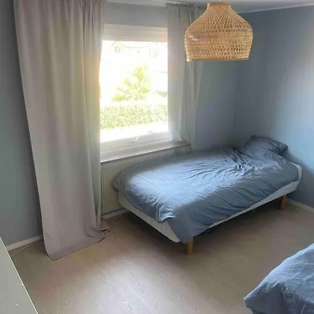 Spacious 4 Bedroom With Garden - Location 4*