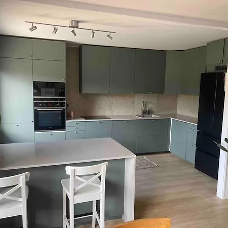Отель Spacious 4 Bedroom With Garden - Location
