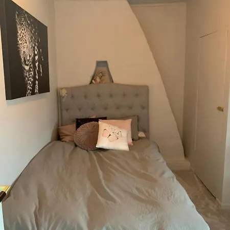 Charmigt Radhus I Centrala Villa *
