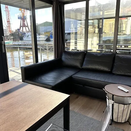 La Mare 船上ホテル 3*