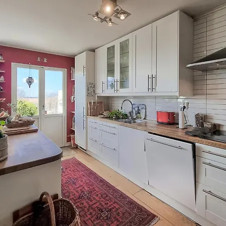 2 Bedroom Beautiful In Hébergement de vacances *