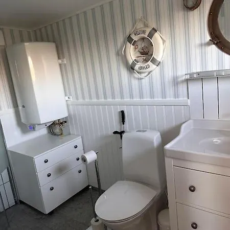Backstugan - Litet Hus Med Storslaget Laege Holiday home *
