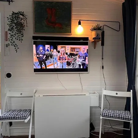 Feriehus Backstugan - Litet Hus Med Storslaget Laege *
