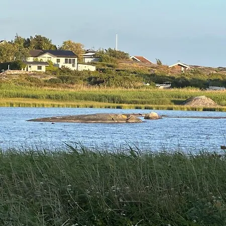 Backstugan - Litet Hus Med Storslaget Laege