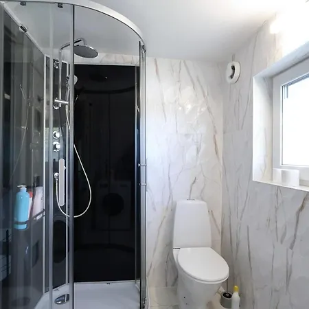 8 Beds - Workers Dream - Free Parking - Wifi