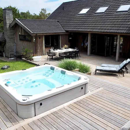 Social Near The Sea! Villa *