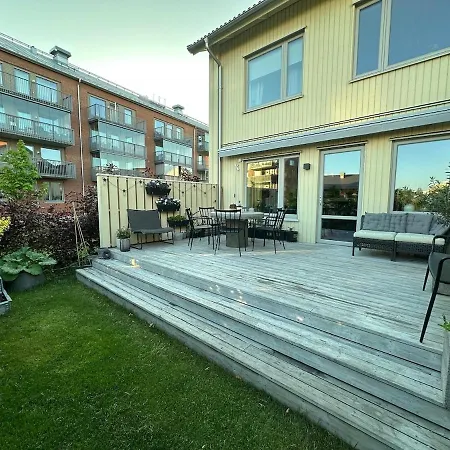 Family Friendly Newly Built Townhouse In Quiet Area *