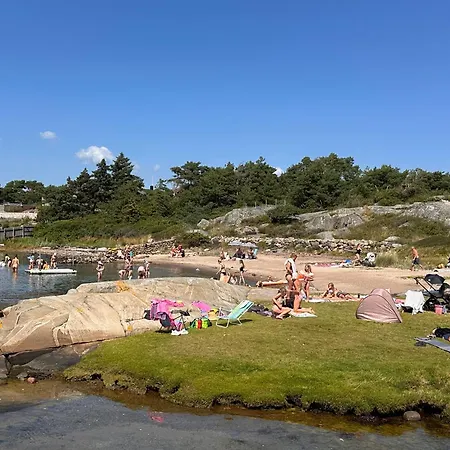 Backstugan - Litet Hus Med Storslaget Laege *