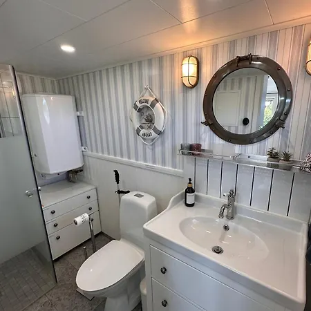 Casa de Férias Backstugan - Litet Hus Med Storslaget Laege