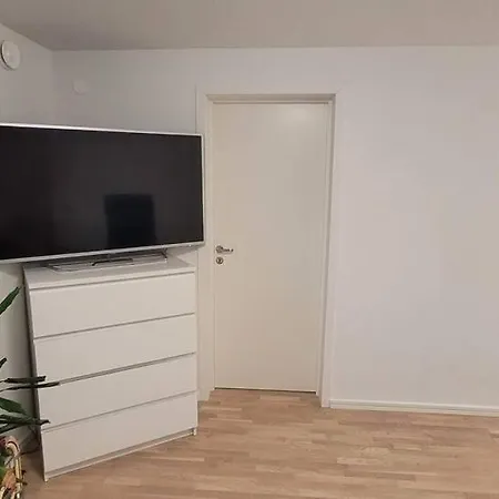Two Bedroom Modern Near Volvo Cars 아파트 *