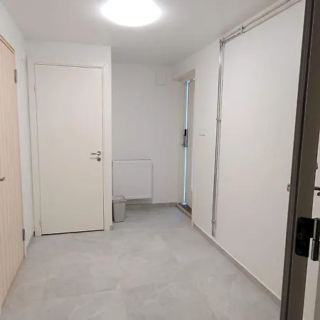 Two Bedroom Modern Near Volvo Cars 아파트 *