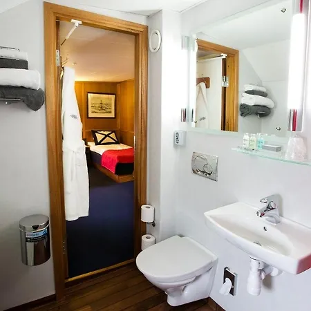 Barken Viking Úszó hotel 3*