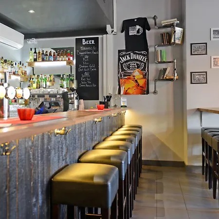 Spoton & Sportsbar Hostel *