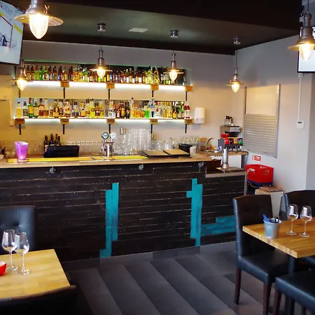 Spoton & Sportsbar Hostel *