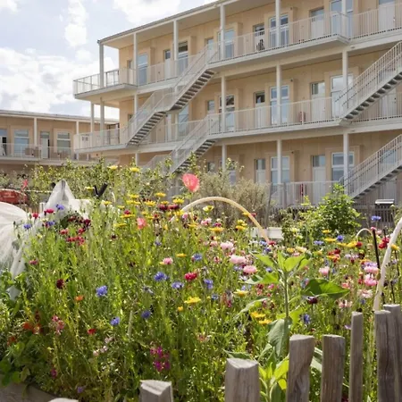 Waterfront Отель 4*