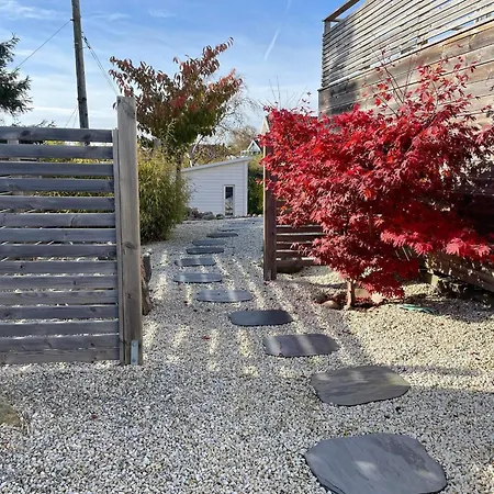 펜션 Seaside House In Sandvik With Pool