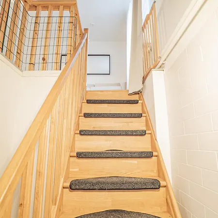 Convenient Duplex In With Privacy & Comfort 아파트