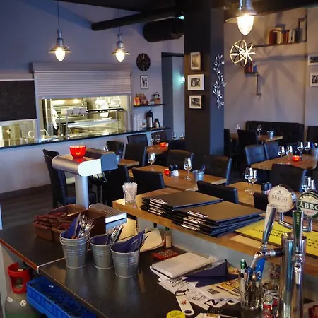 Hostal Spoton & Sportsbar