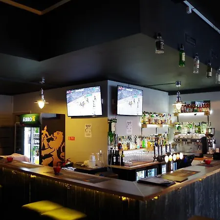 Hostal Spoton & Sportsbar *