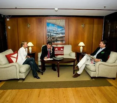 Barken Viking Úszó hotel 3*