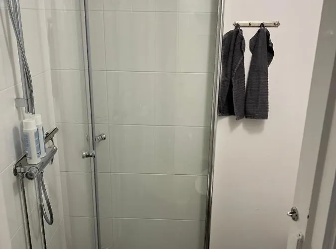 Spacious & Affordable Stay, 8 Sleeps With Garden! * Гётеборг