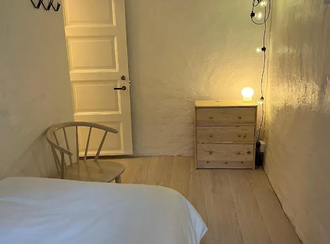 Spacious & Affordable Stay, 8 Sleeps With Garden! Апартаменты