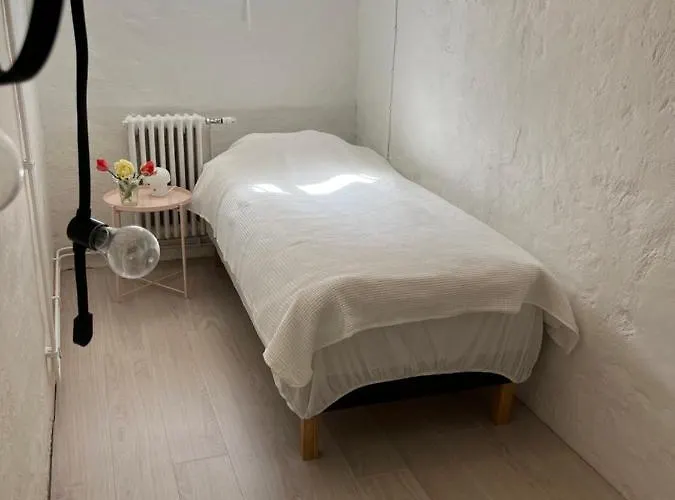 Spacious & Affordable Stay, 8 Sleeps With Garden! Апартаменты