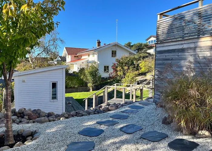 Seaside House In Sandvik With Pool 예테보리