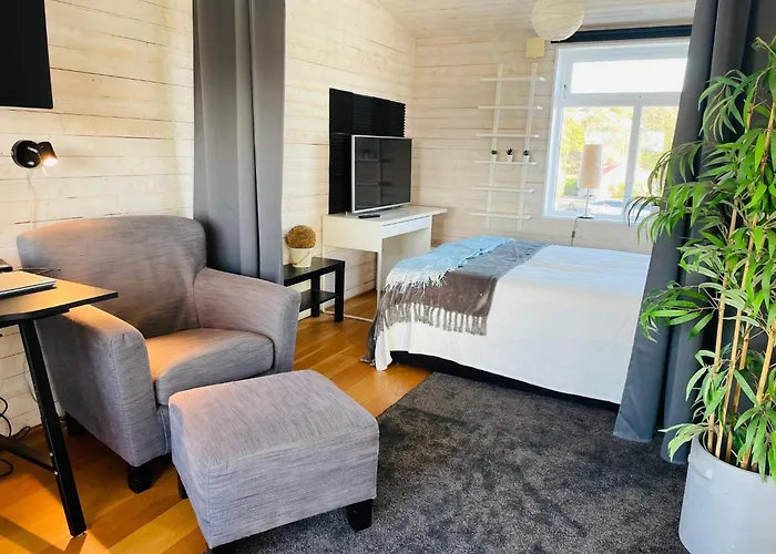 펜션 Seaside House In Sandvik With Pool