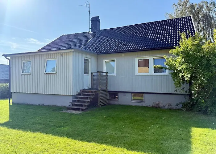 Dom wakacyjny Workers Basement - 3 Bedroom - 6 Beds - 2 Baths - Parking - Volvo *