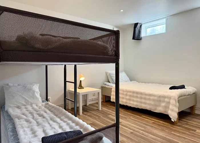 Workers Basement - 3 Bedroom - 6 Beds - 2 Baths - Parking - Volvo Göteborg