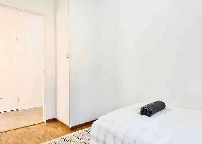 Perfect Workers - 11 Beds - 7 Bedroom - 2 Baths - Volvo Vakantiehuis Gotenburg