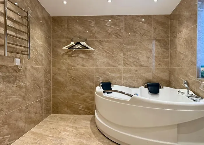 Workers - 7 Bedroom - 15 Beds - 3 Bath *