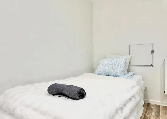 Dom wakacyjny Workers Basement - 3 Bedroom - 6 Beds - 2 Baths - Parking - Volvo Göteborg